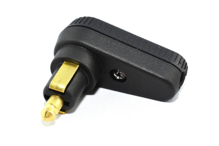Conector acodado para tomacorrientes de abordo